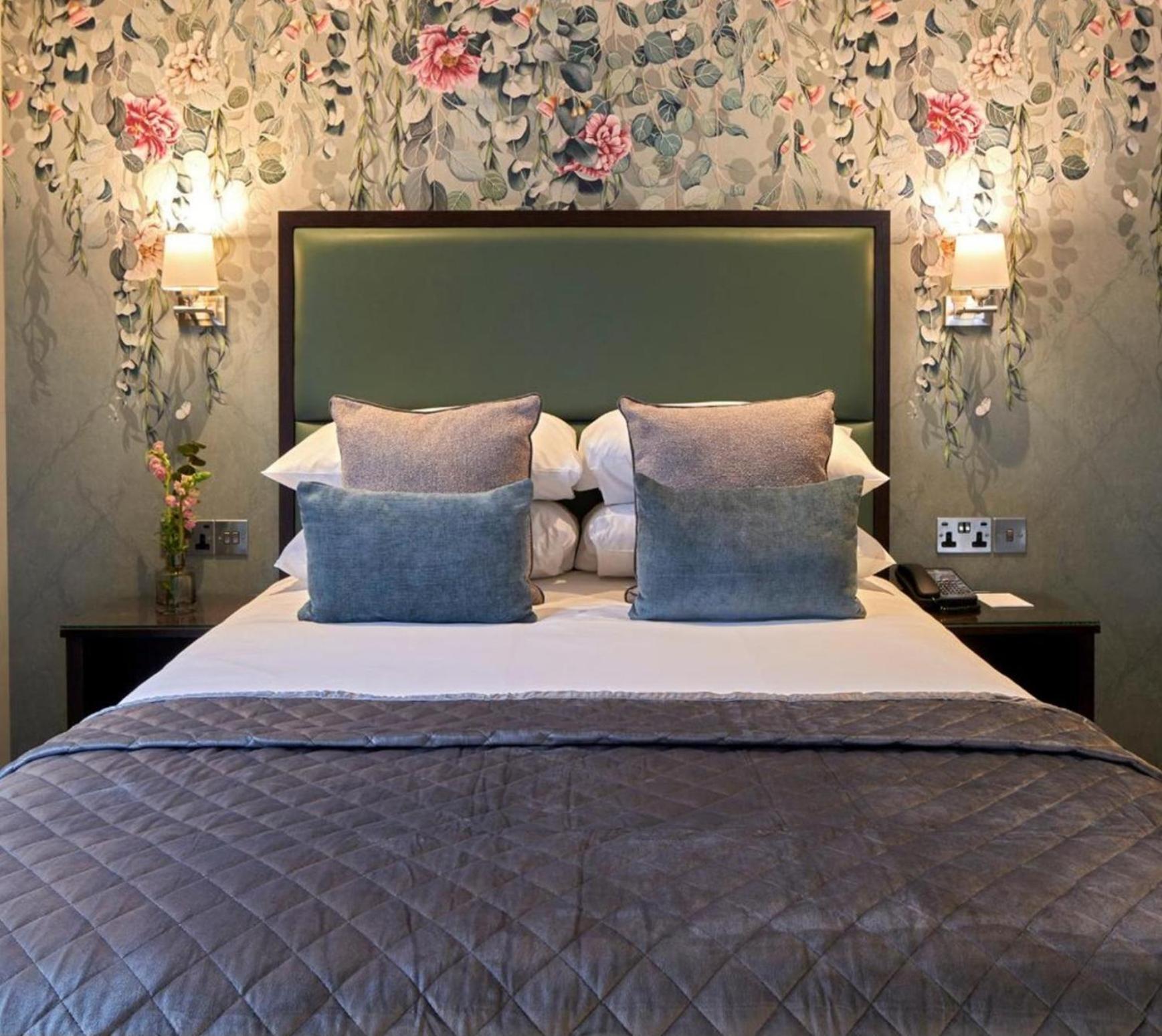 Empress Palace Hotel Surrey Esterno foto